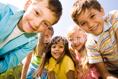 istockphoto_10749402-happy-friends_2